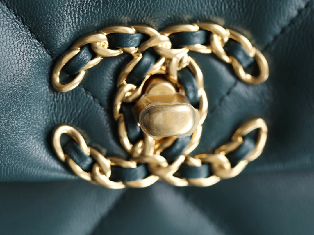 Сумка Chanel 19 — маленькая, темно-зеленая.