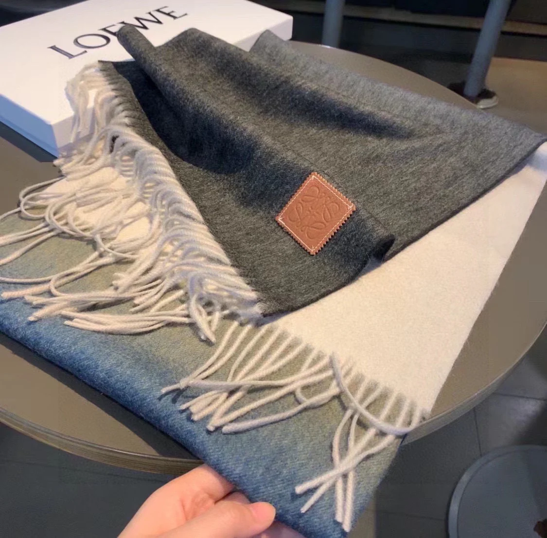 Lolwei - Шарф с кисточками ?Водяная рябь? - Темно-серый