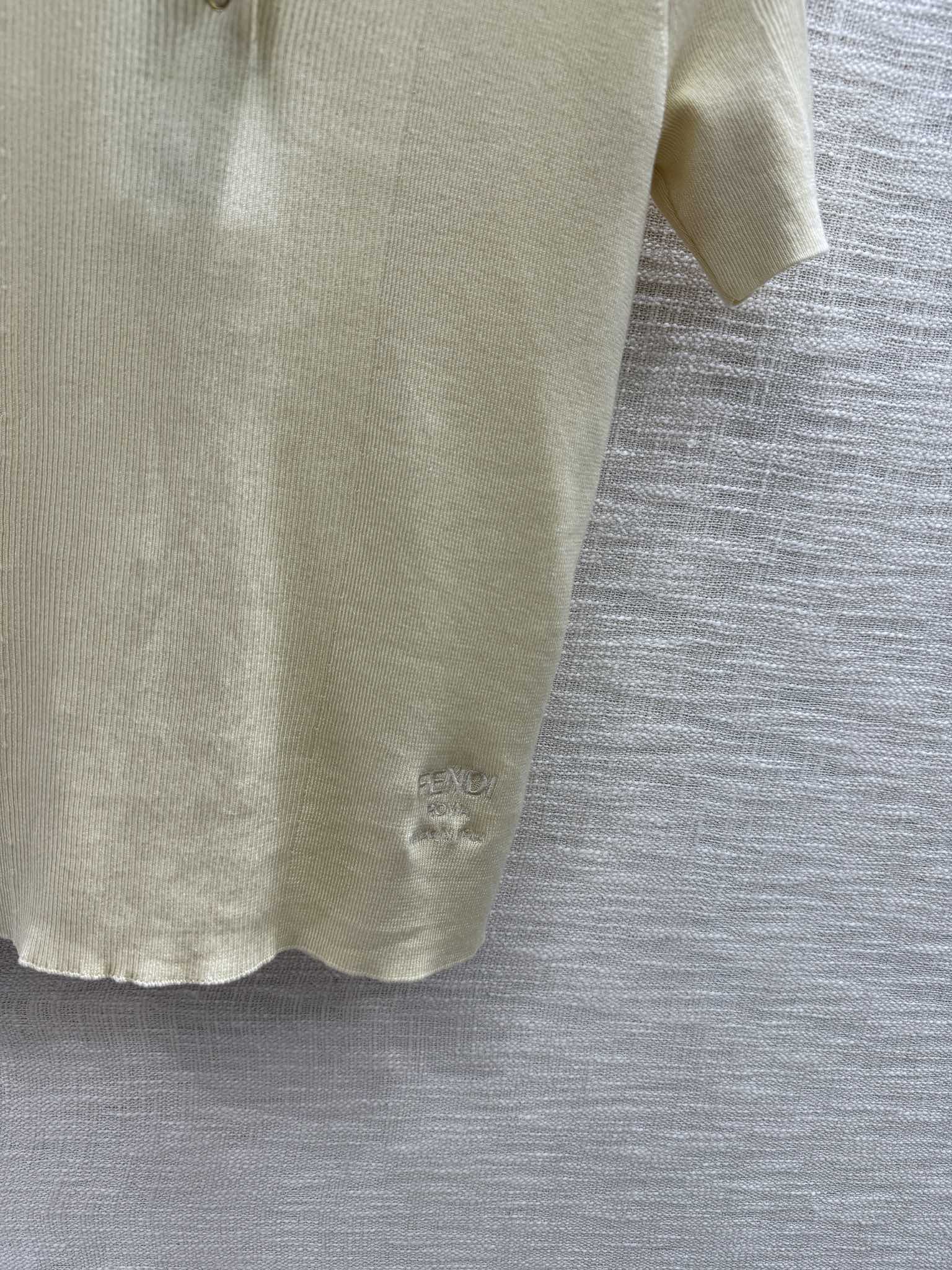 Fendi - 2403-24 Новая коллекция ?Ранняя весна?: минималистичная футболка-поло с коротким рукавом и воротником-поло - желтая