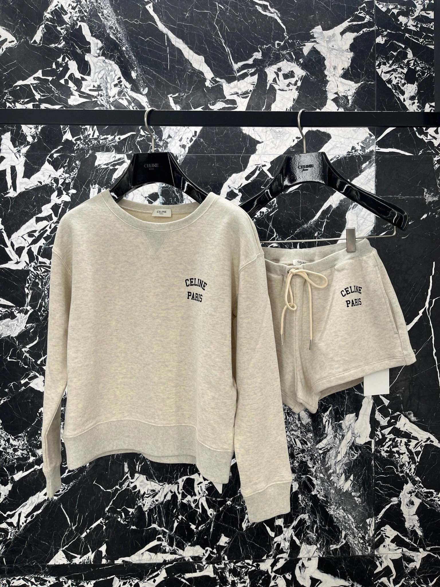 Новый спортивный костюм Celine весна/лето 2024 с вышитым логотипом.