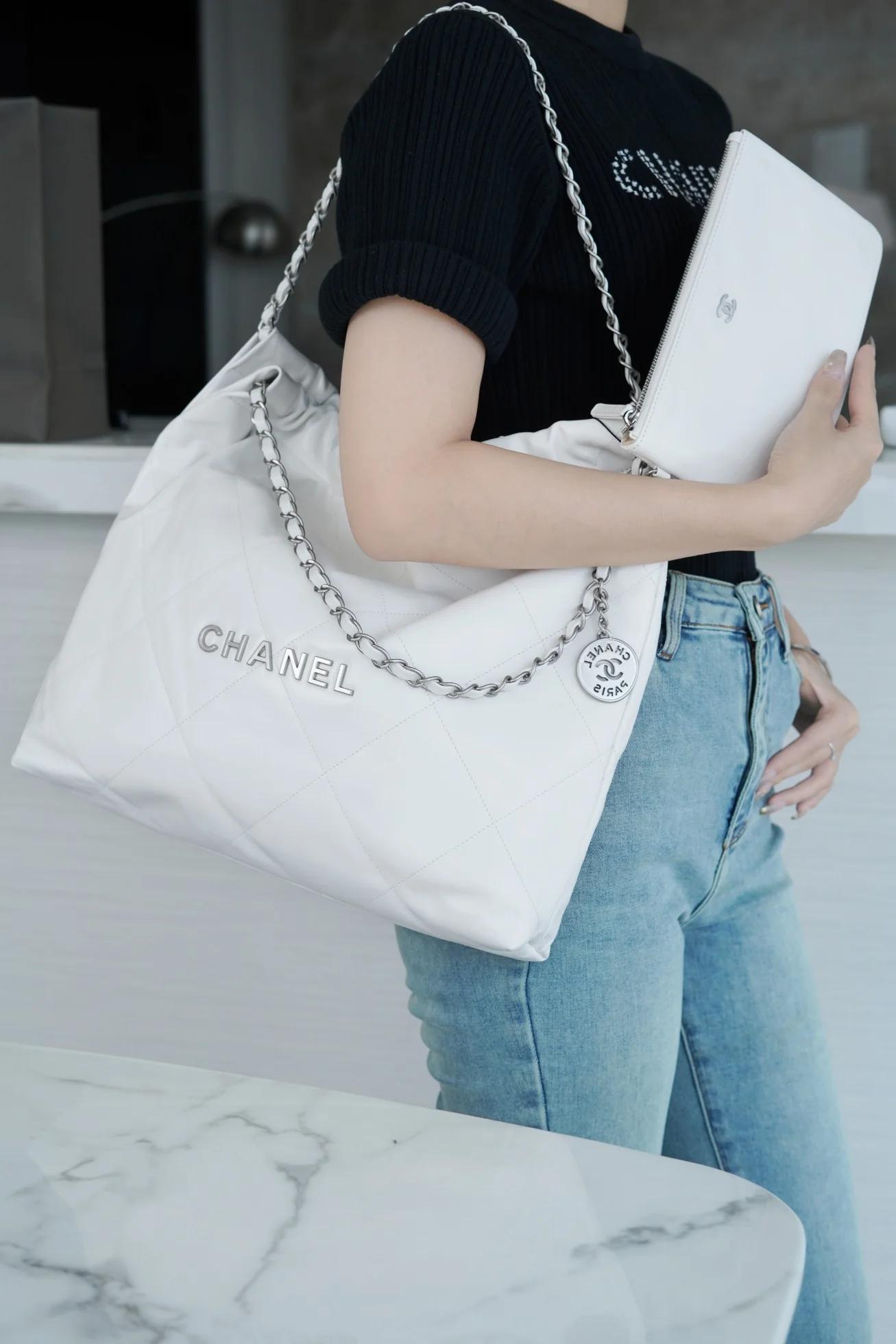 Сумка Chanel No. 22, большой размер, бело-серебристый цвет.