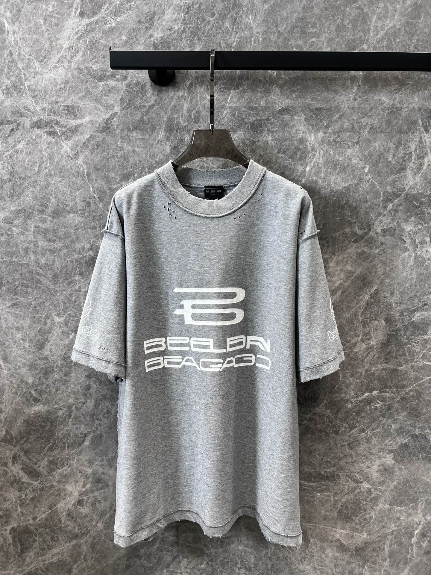 Balenciaga 2404-24ss Весна/Лето Новая футболка с коротким рукавом и круглым вырезом из искусственной кожи с принтом AI Synthetic Print Letter - Серая