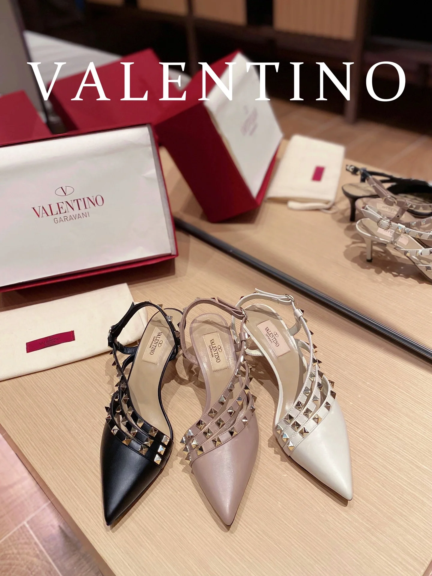 Valentino - Сандалии на низком каблуке с закрытым носком - Коллекция