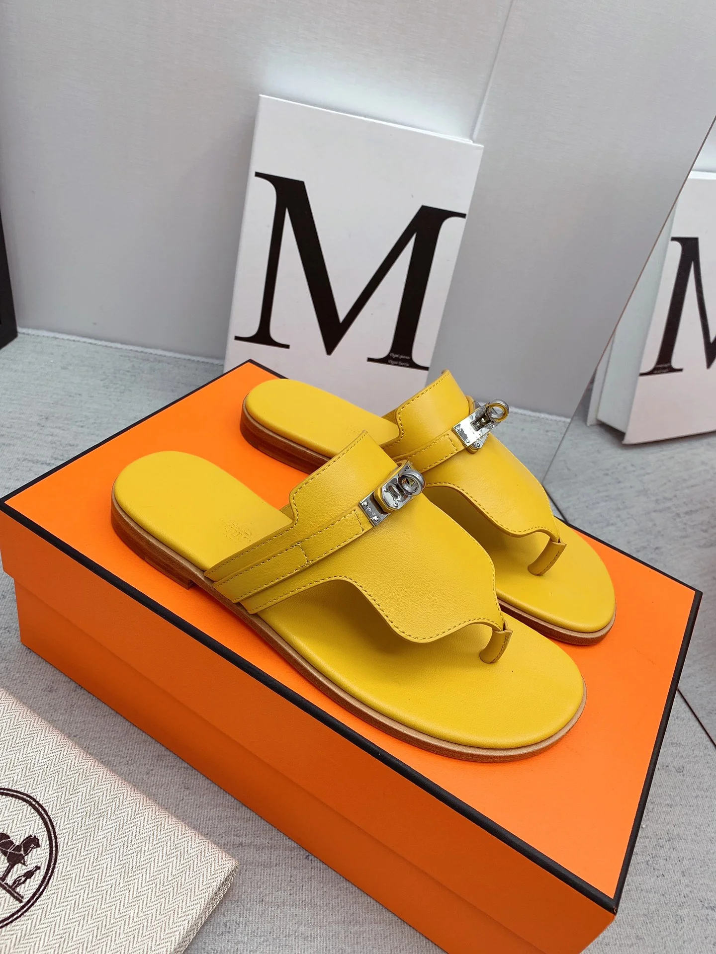 Новинка осенне-зимней коллекции Hermes — шлепанцы.