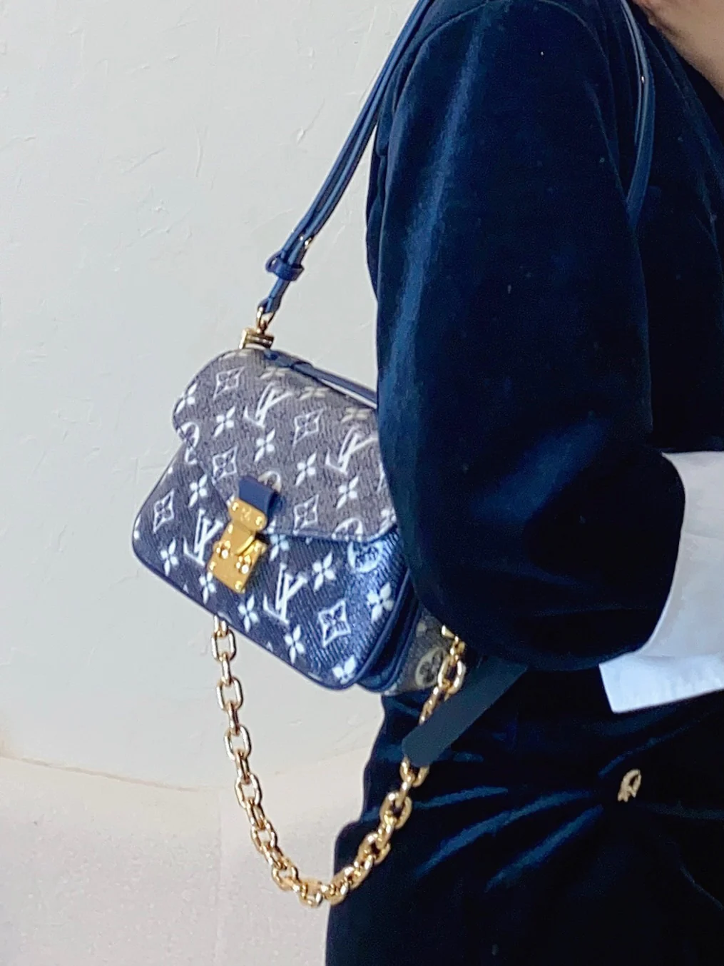 m22834-LV-pochette-metis-east-west-handbag