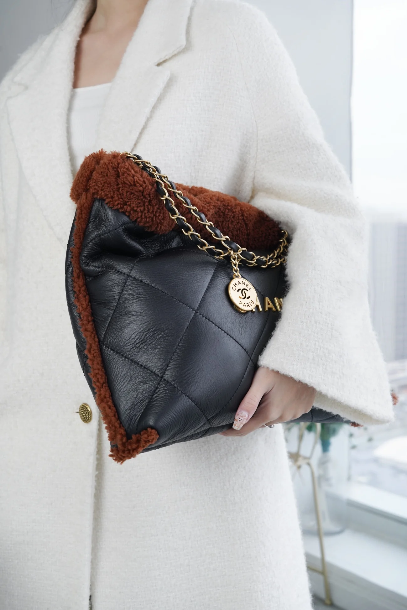 Сумка Chanel No. 22 — вариант с овчиной — чёрно-коричневая.