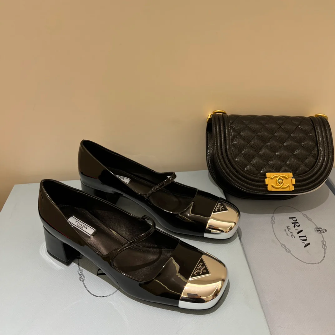 Новинка сезона осень/зима 2022 от Prada - туфли на массивном каблуке с металлическим закругленным носком.