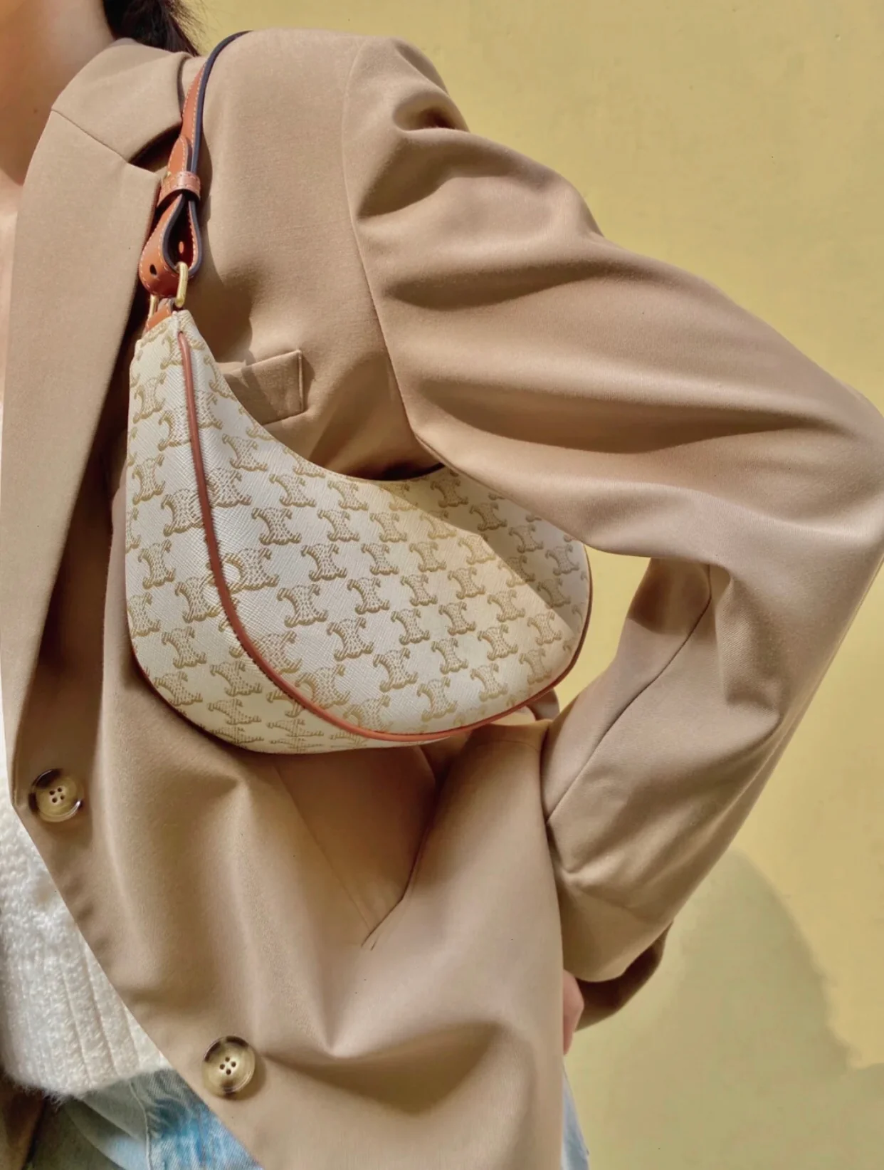 Сумка Celine Ava Triomphe из канваса — белая с монограммой.