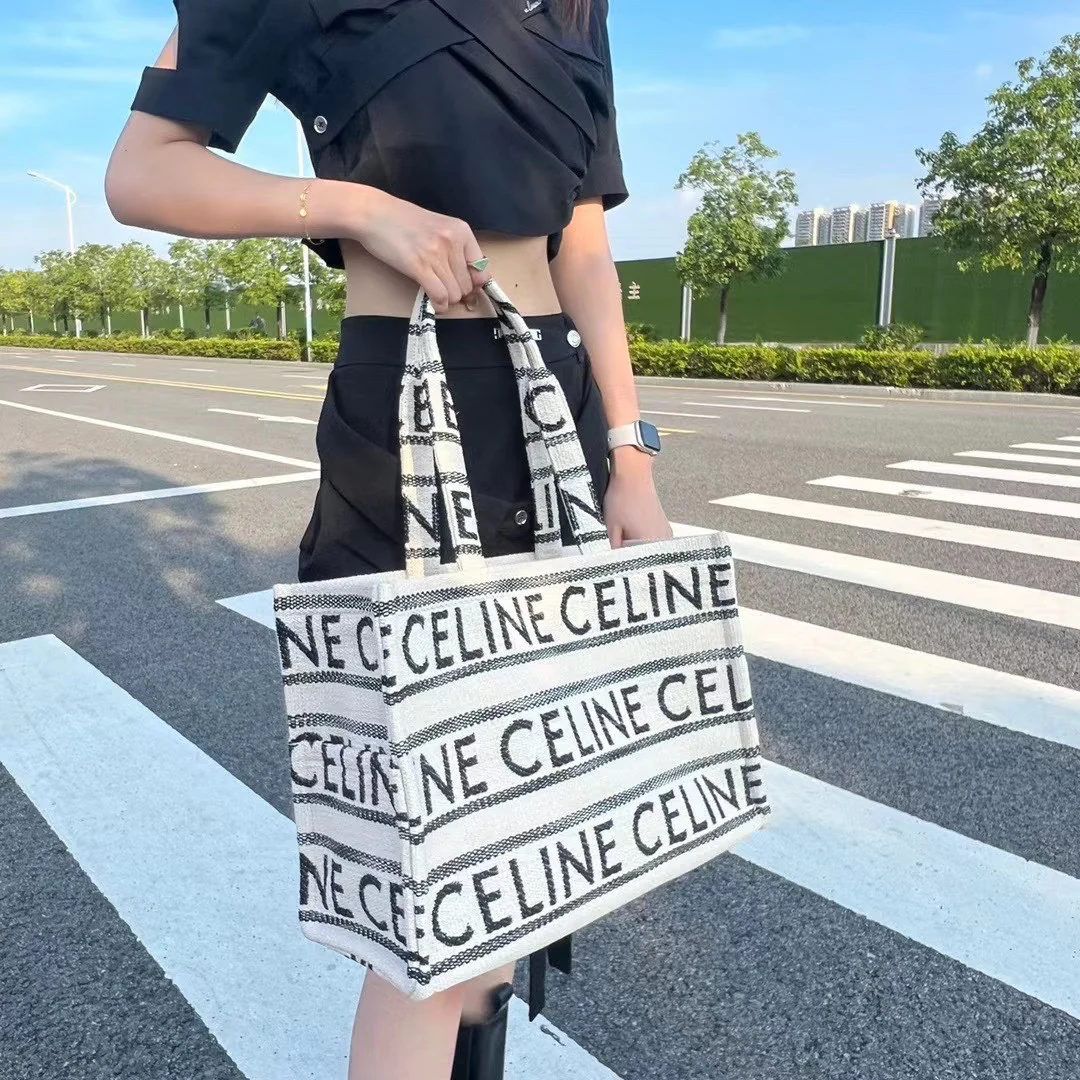 Сумка-шоппер Celine Cabas Thais с принтом - большая, белая и черная.