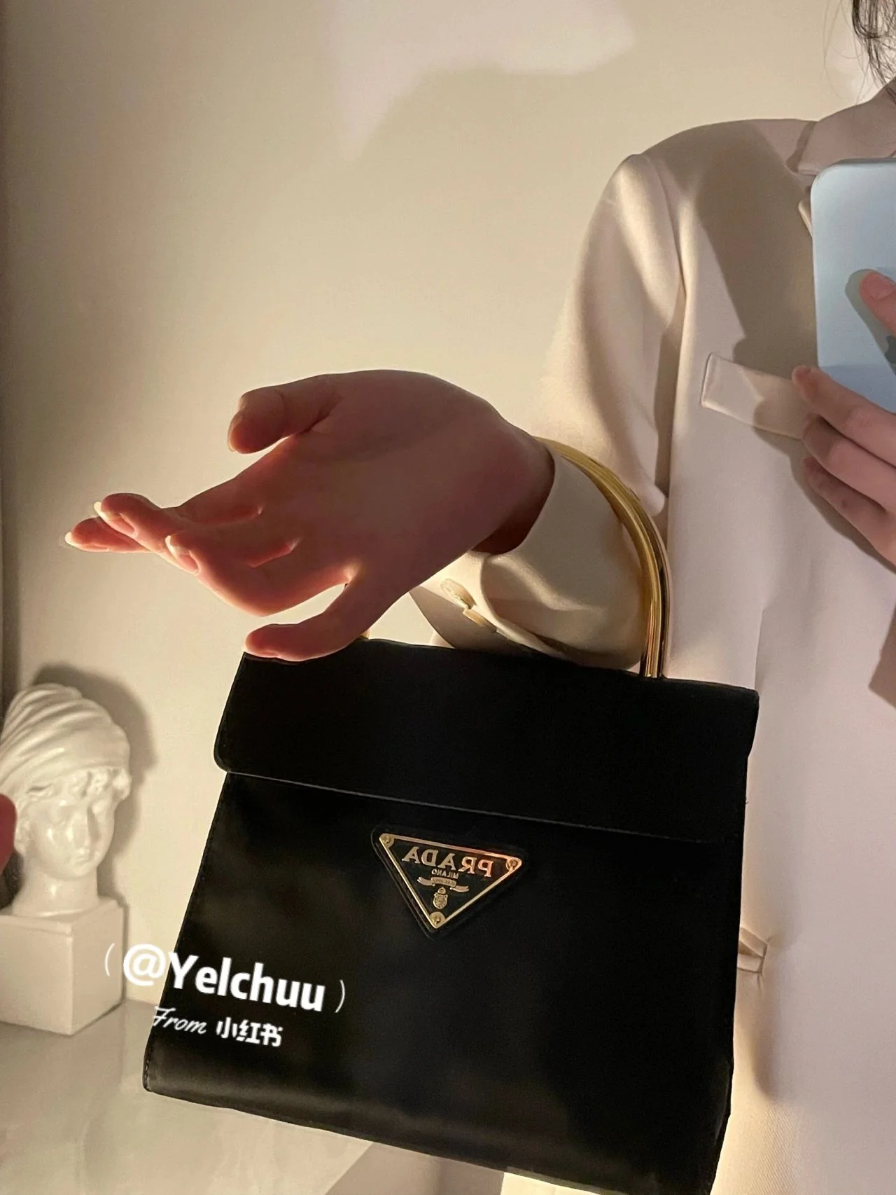 Винтажная сумка Prada с клапаном, черная. (На фото сумка надета на человеке)