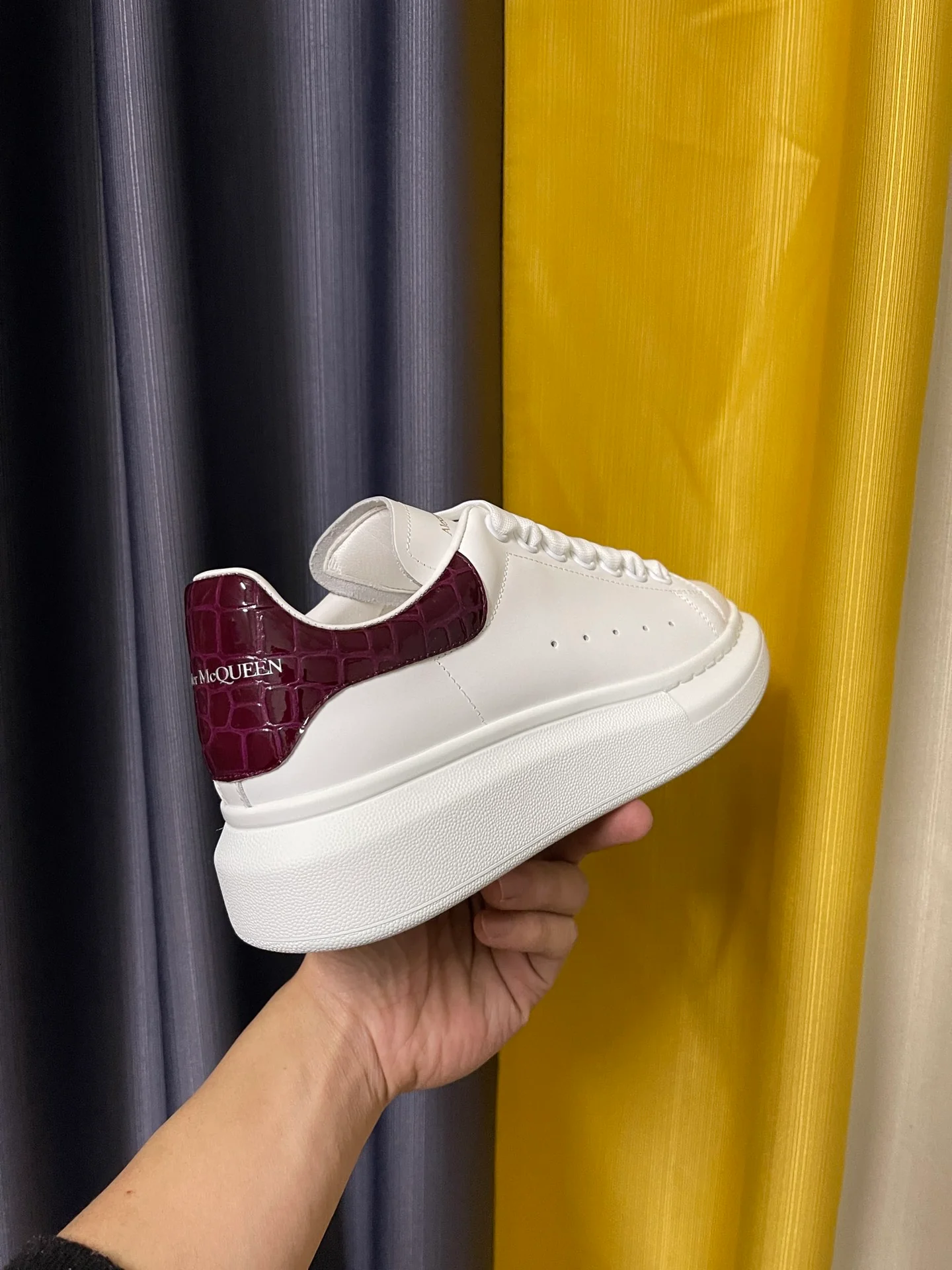 Классические белые кроссовки McQueen - унисекс - фиолетово-красная лакированная кожа, каблук с текстурой под камень.