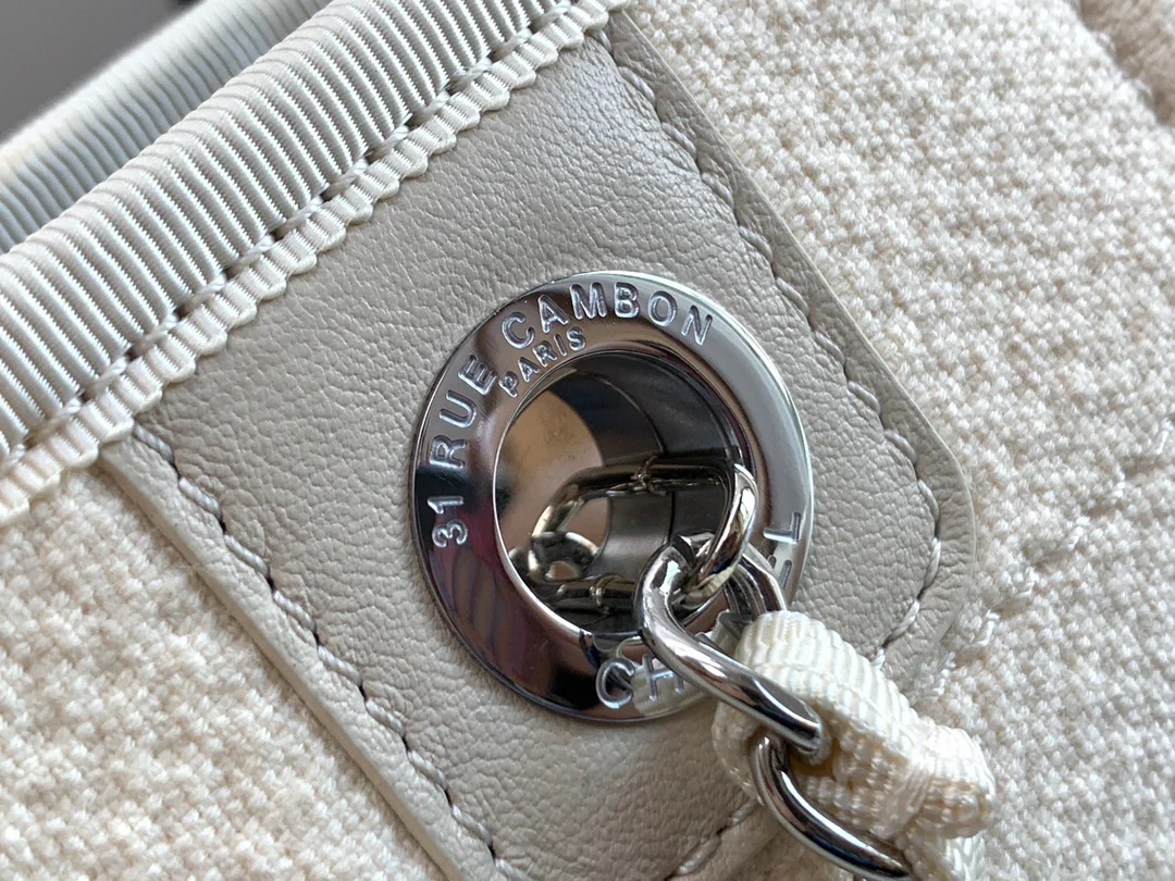 Пляжная сумка Chanel из коллекции осень/зима 2022 — белая — маленькая.