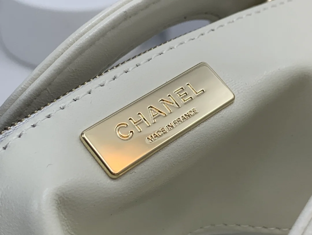 Мини-сумочка Chanel 24c31 из овечьей кожи - белая