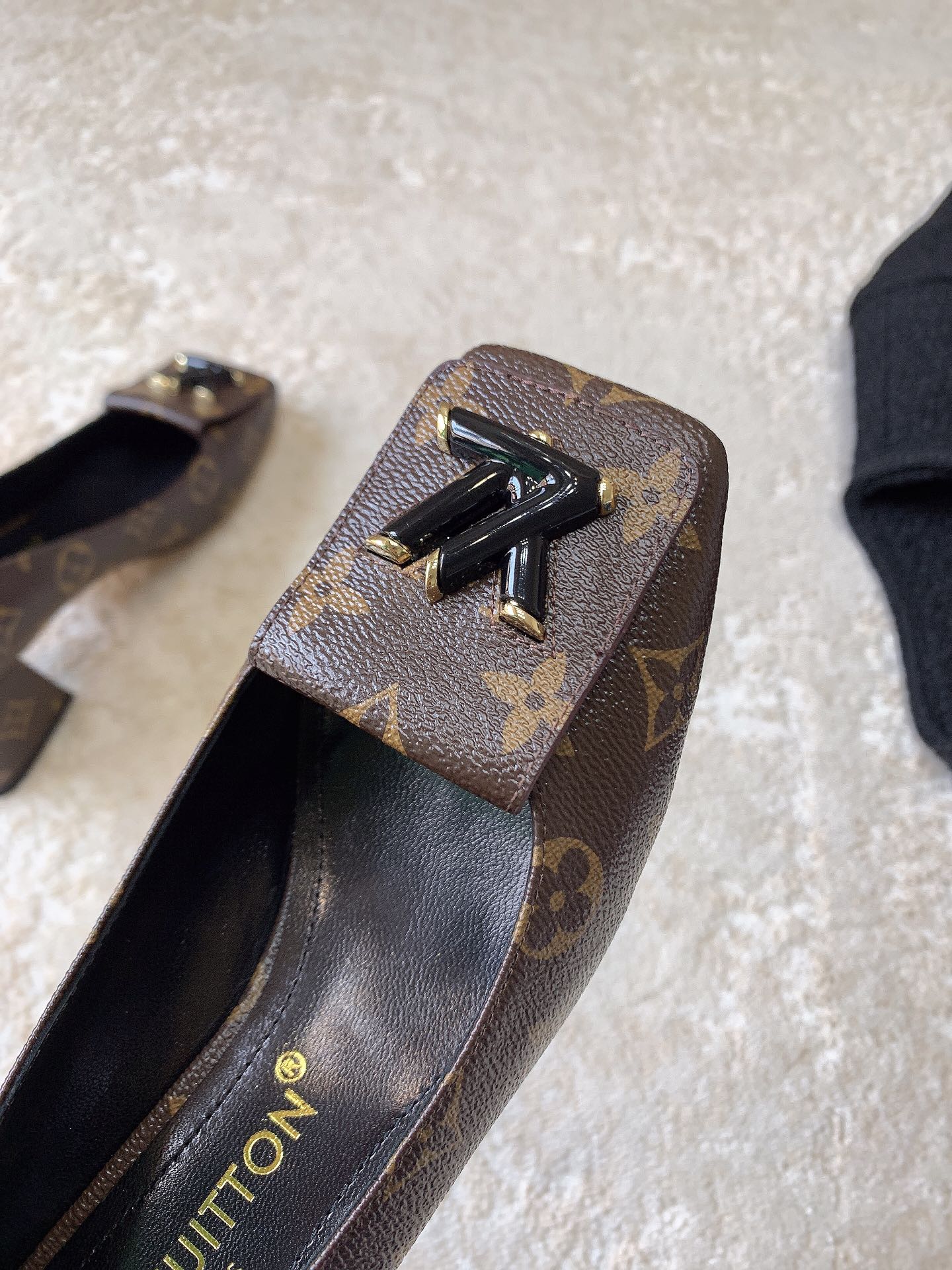 Новинка сезона весна/лето 2023 от LV - Туфли на низком каблуке с закрытым носком - Черный монограммный узор - 1