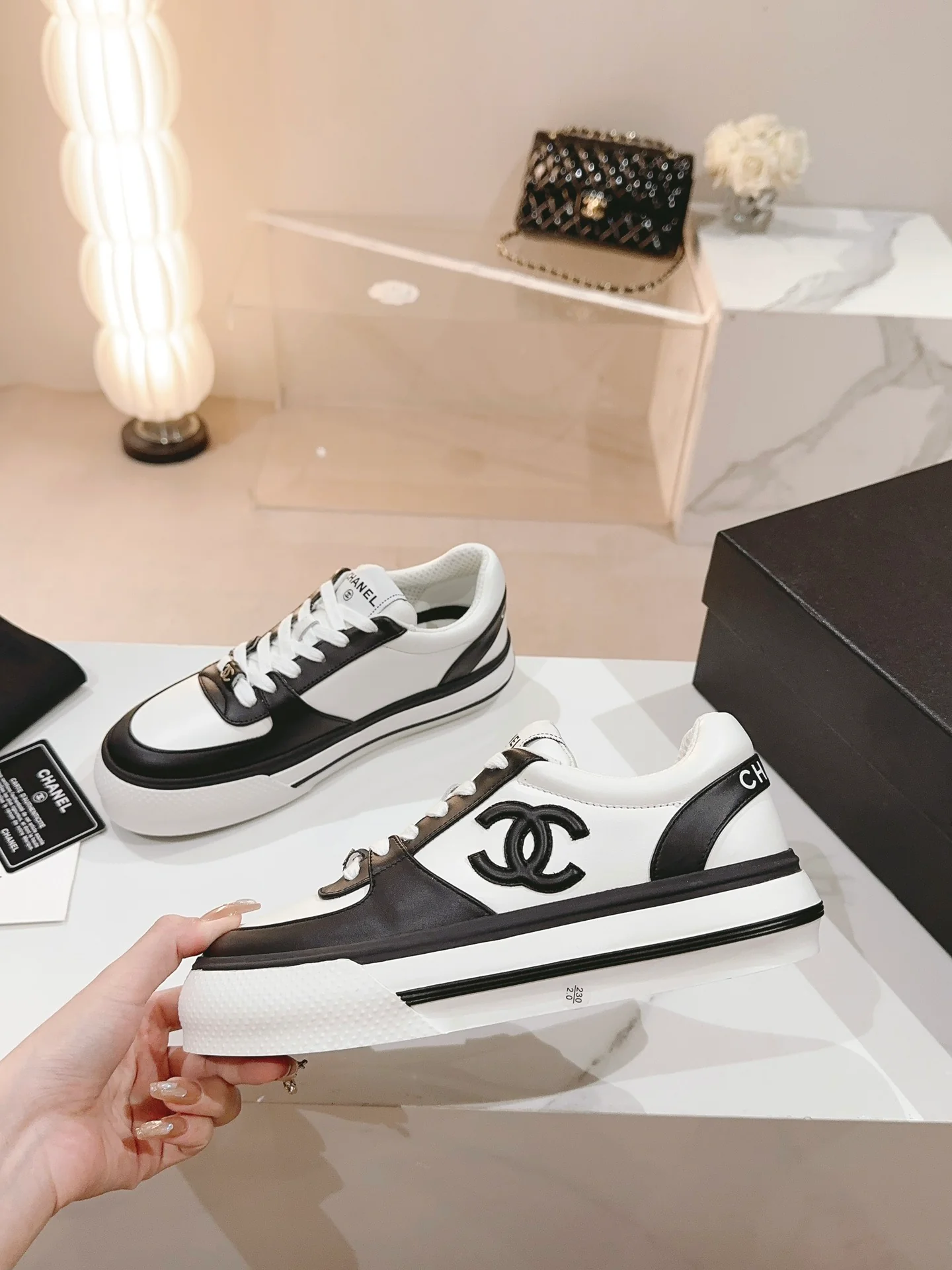 Новые поступления коллекции Chanel весна/лето 2023 - Кроссовки - Повседневные кроссовки - Черно-белые