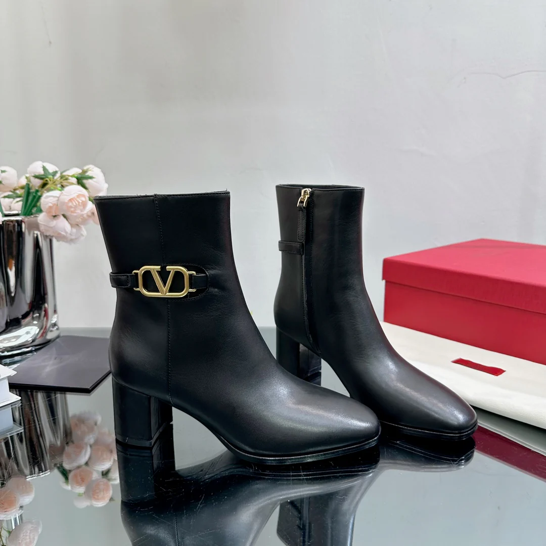 Новинка сезона осень/зима 2023 от Valentino — ботильоны с небольшим V-образным логотипом и массивным каблуком — черные.