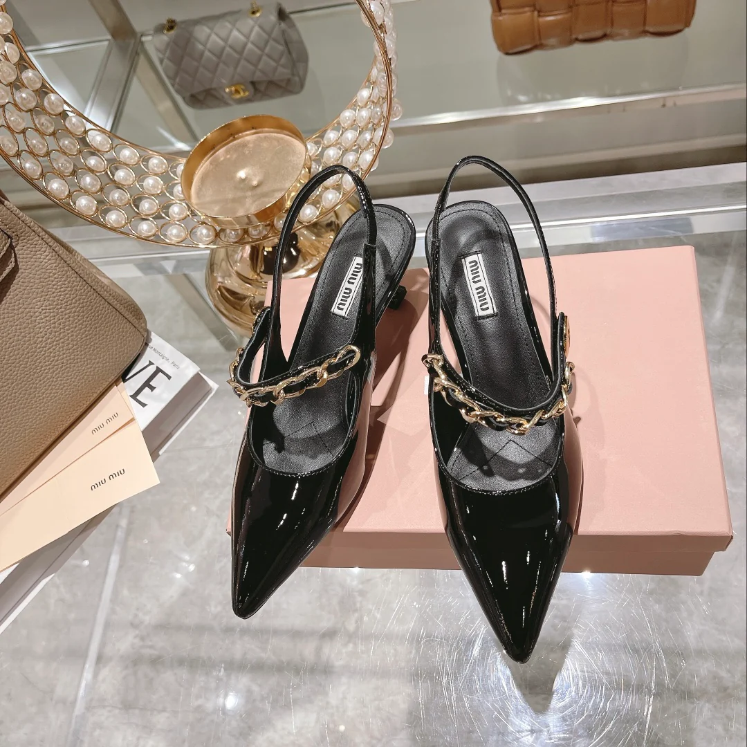Новинка осенне-зимней коллекции Miu Miu 2022 — Туфли на каблуке с острым носком и разрезом — Черные — 1