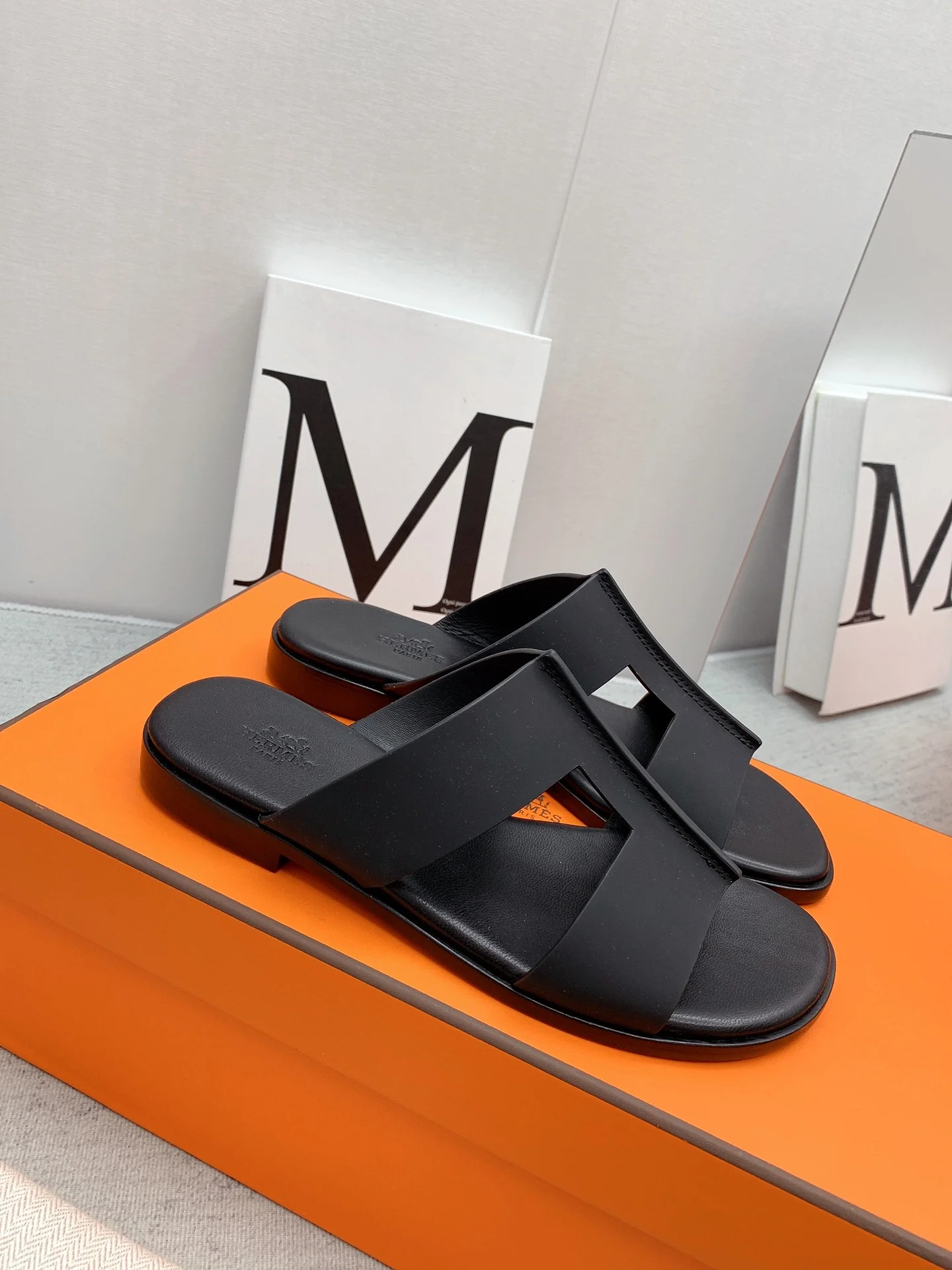 Новинка сезона осень/зима 2022 от Hermes - сандалии на плоской подошве