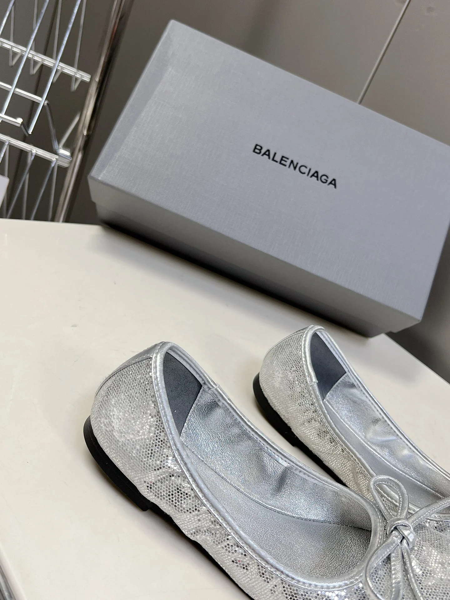 Коллекция Balenciaga 2023 года с подиума - Балетки - Серебристые