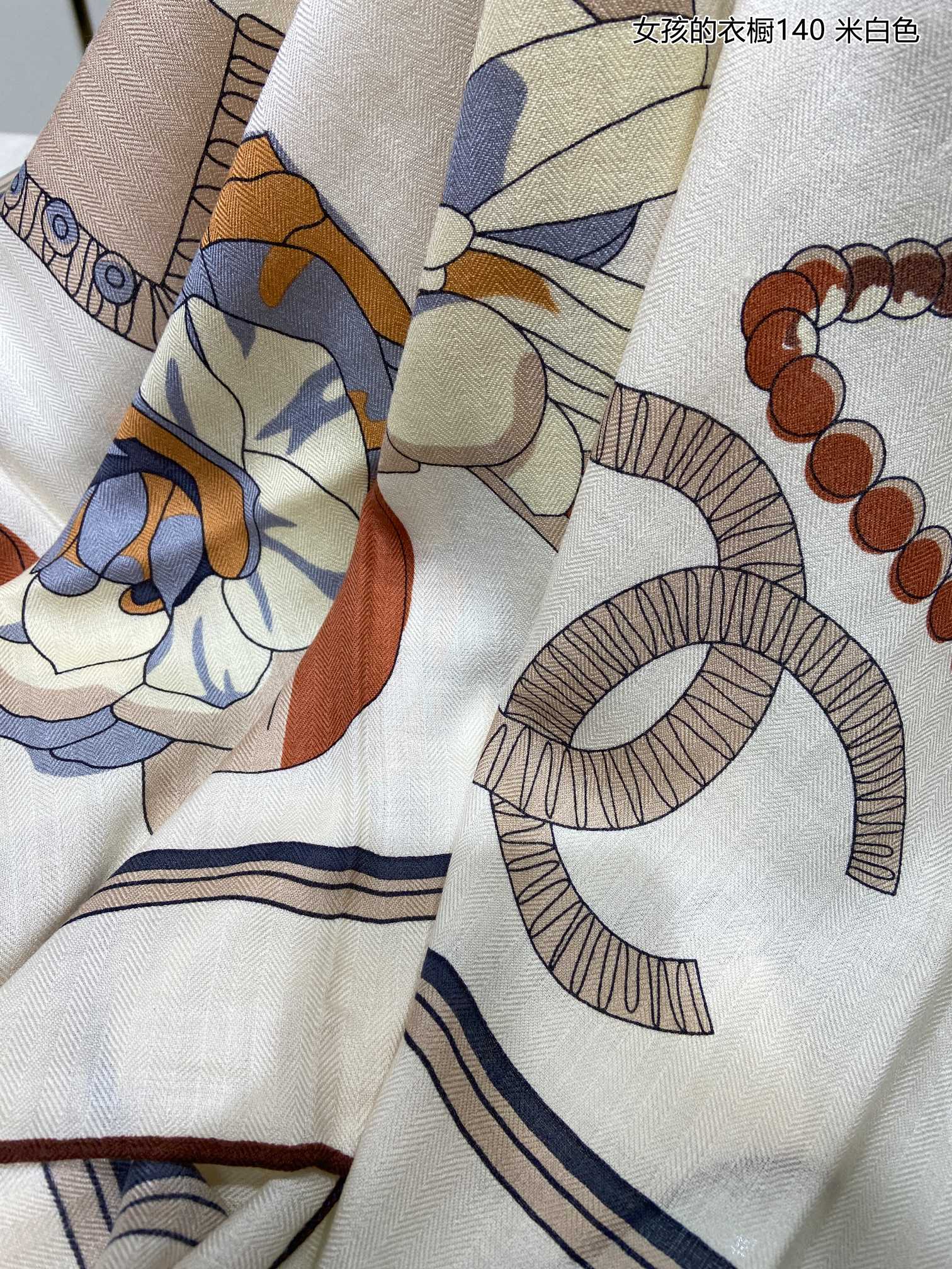 Квадратный шарф Chanel 140 см — в девичьем гардеробе