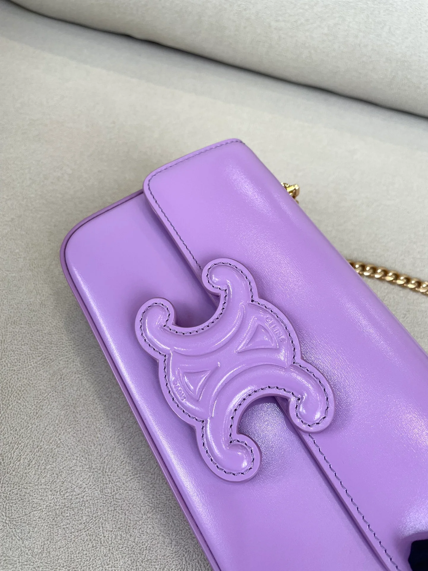 Сумка Celine Triomphe на плечо из глянцевой телячьей кожи с цепочкой — сиренево-фиолетовая.