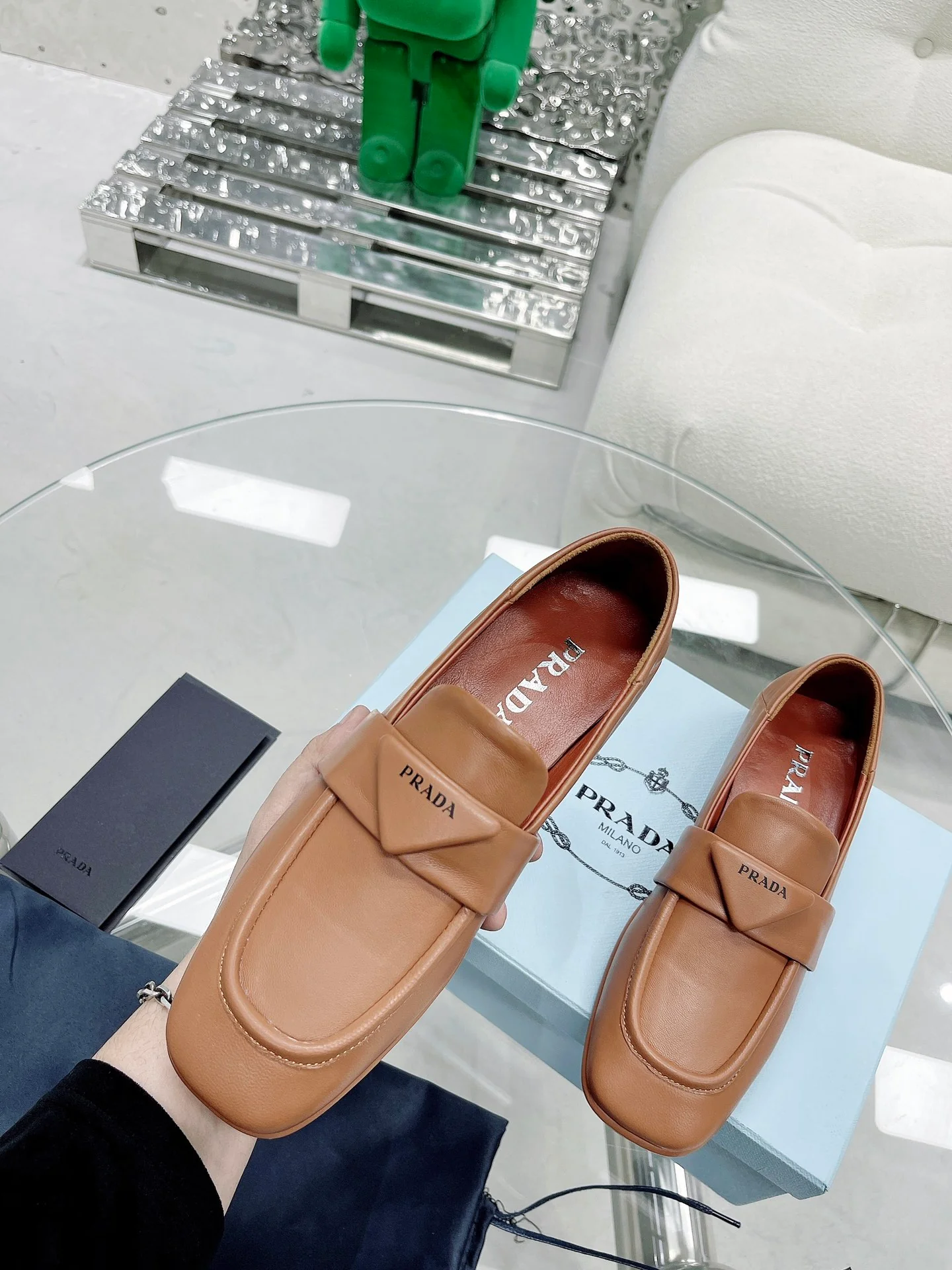 Коллекция Prada 2022 года с подиума - балетки с закрытым носком.