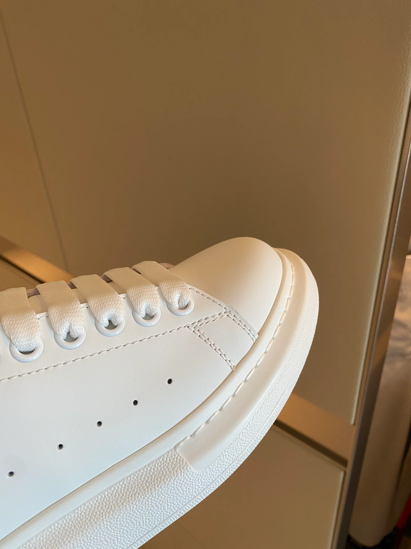 Классические белые кроссовки McQueen с замшевой подошвой и красным каблуком