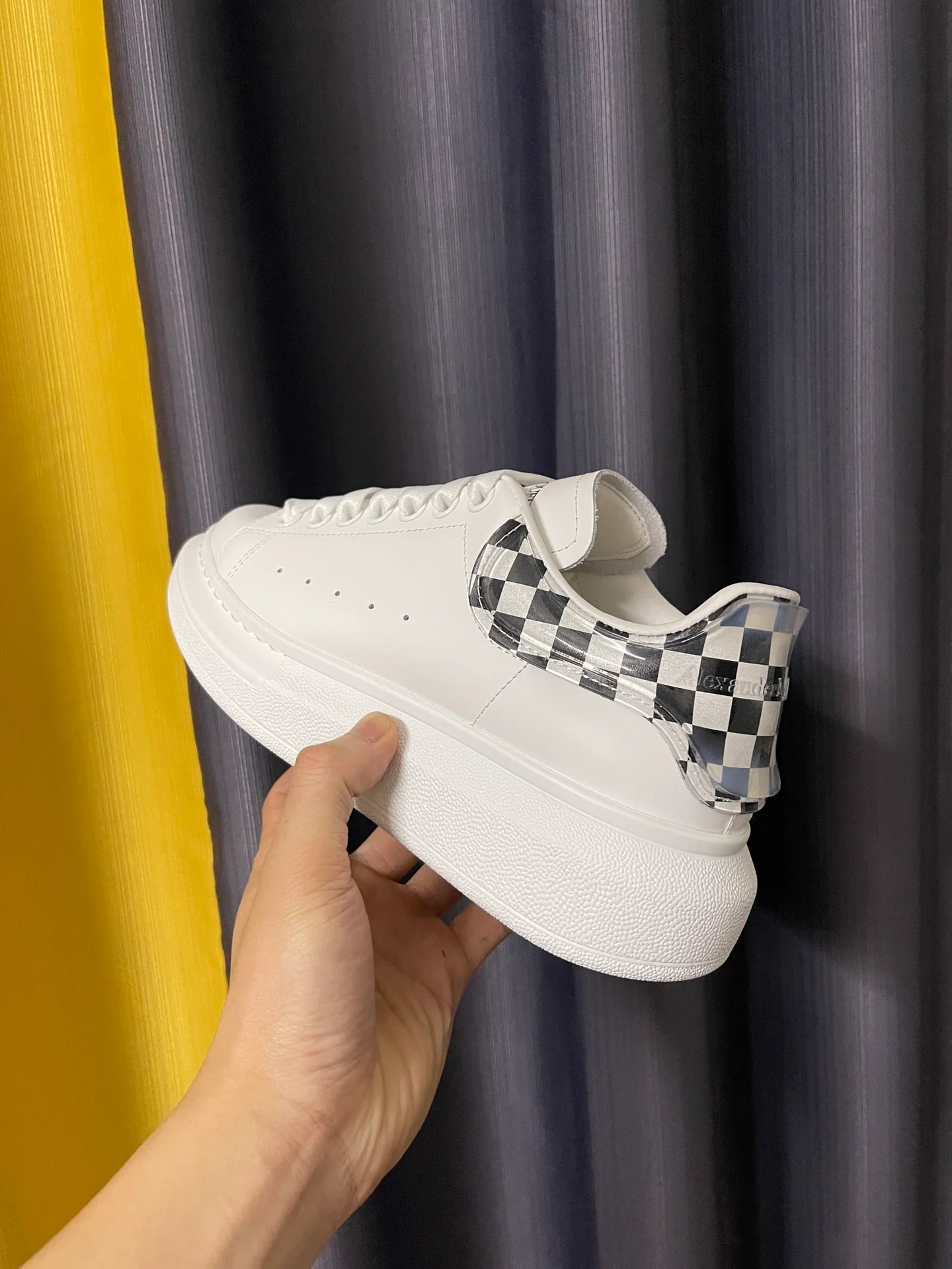 Классические белые кроссовки McQueen - унисекс - черно-белый клетчатый прозрачный каблук из эпоксидной смолы