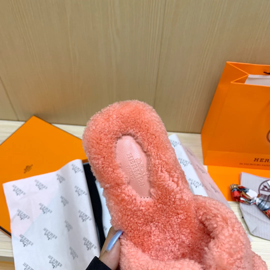 Новинка сезона осень/зима 2022 от Hermes - Меховые тапочки - Оранжево-розовые