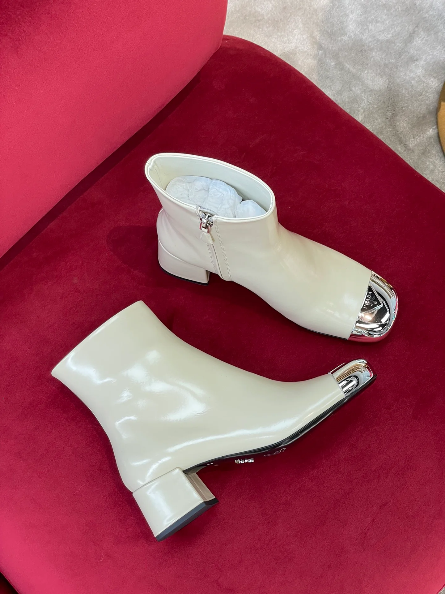 Новинка сезона осень/зима 2022 от Prada - Металлизированные ботильоны с круглым носком - 1