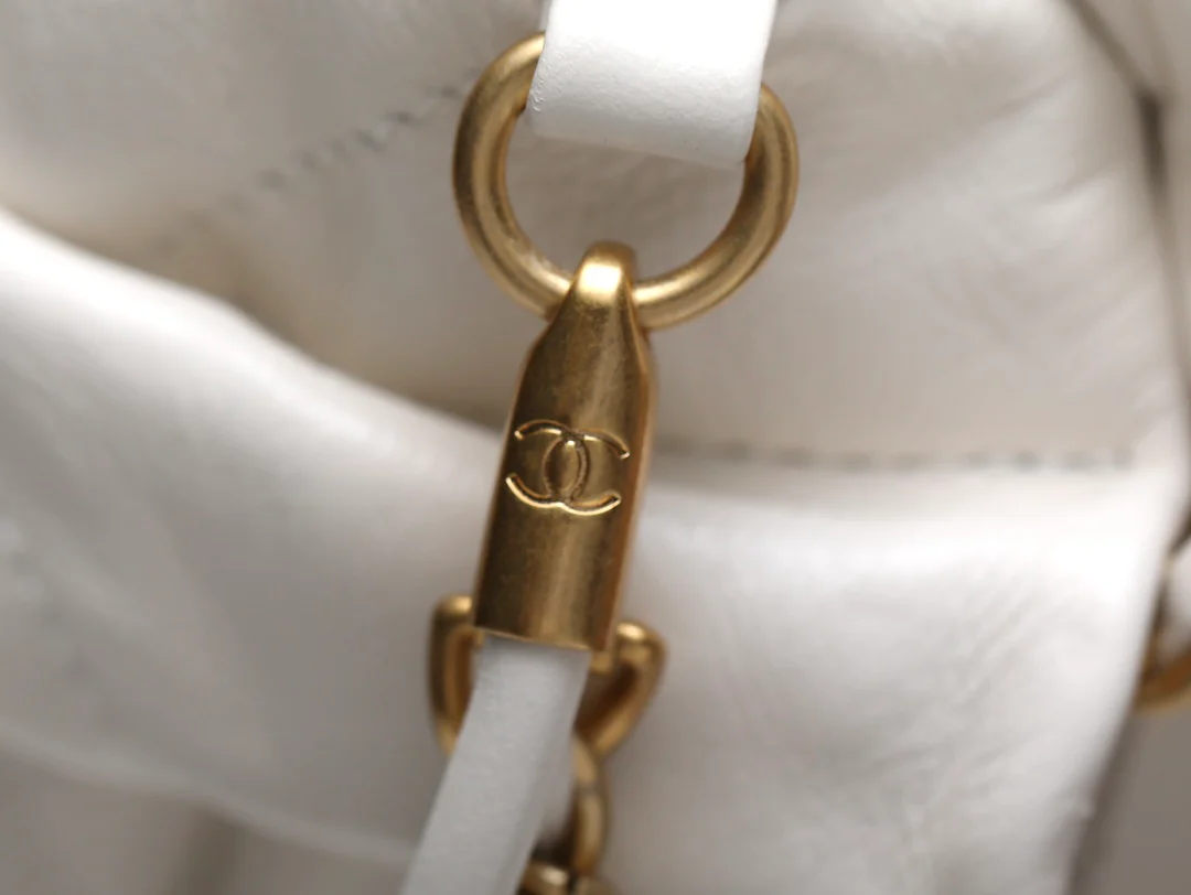 Новинка сезона весна/лето 2023 от Chanel - сумка 22 - мини - белое золото