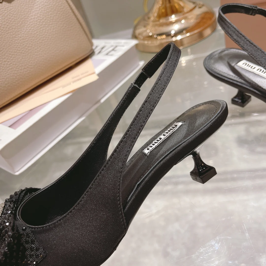 Новинка Miu Miu 2022 года - Туфли на низком каблуке с острым носком - Черные - 1