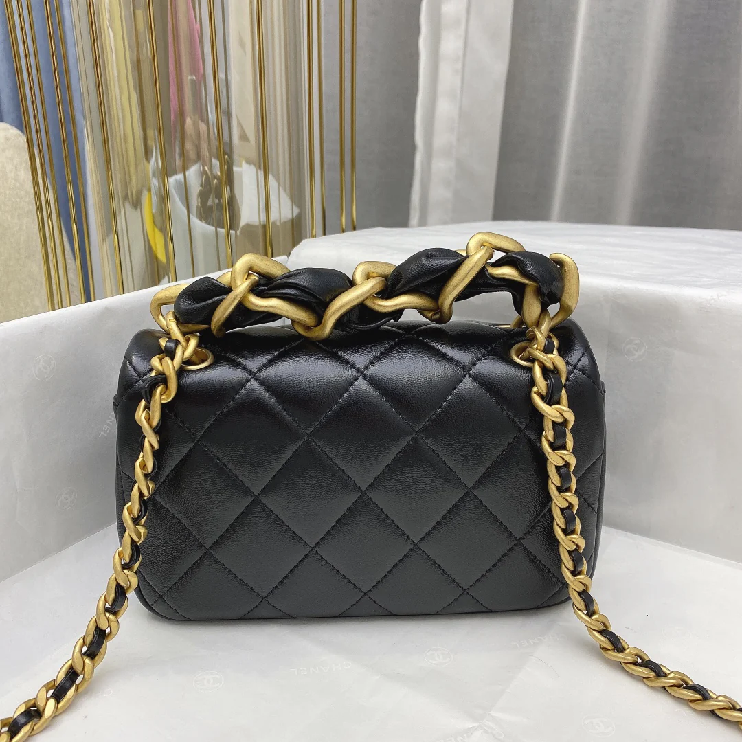 Сумка Chanel из полированной овечьей кожи с стеганым клапаном - 1 шт.