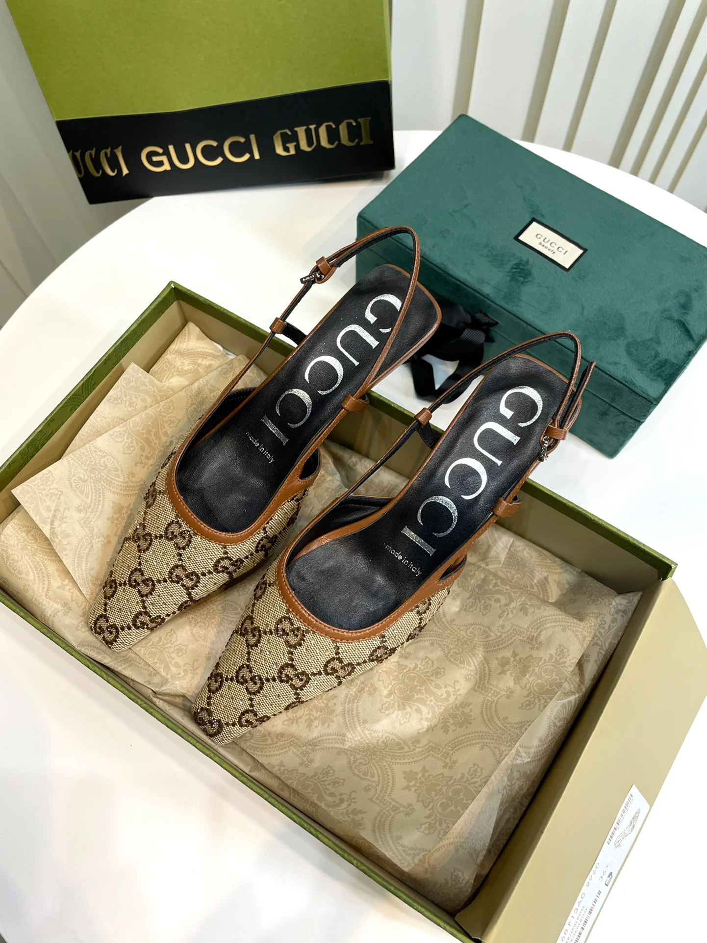 Туфли на каблуке с монограммой Gucci, выполненные в британском стиле.