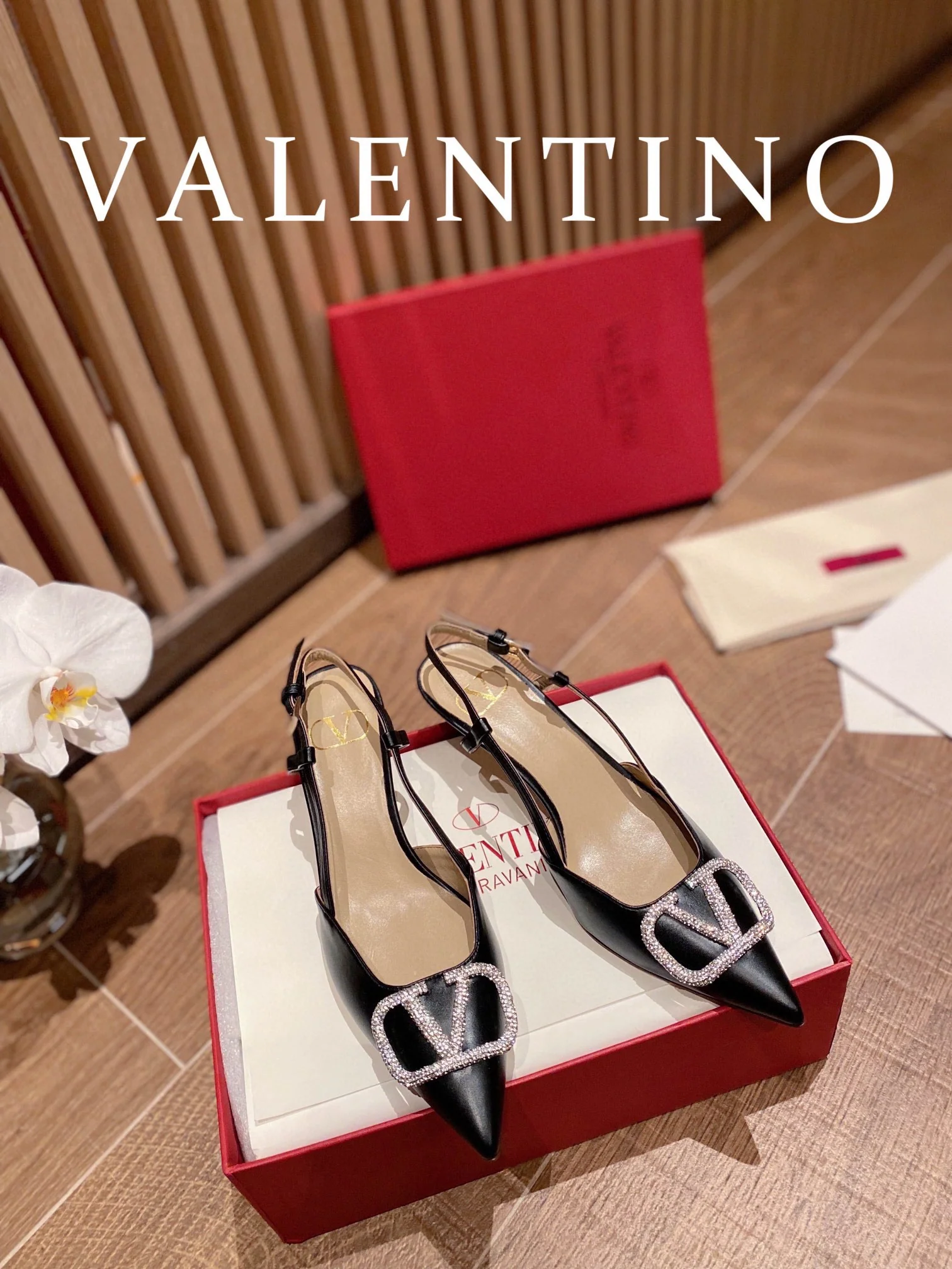 Туфли Valentino на каблуке с V-образной пряжкой и бриллиантовой отделкой, открытые сзади — черные.