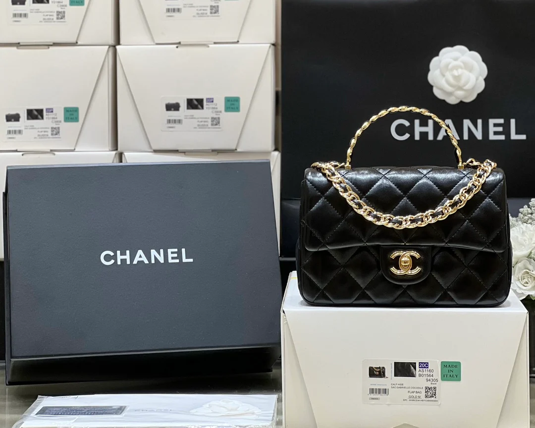 Новинка сезона весна/лето 2023 от Chanel - сумка из овечьей кожи CF - черная.