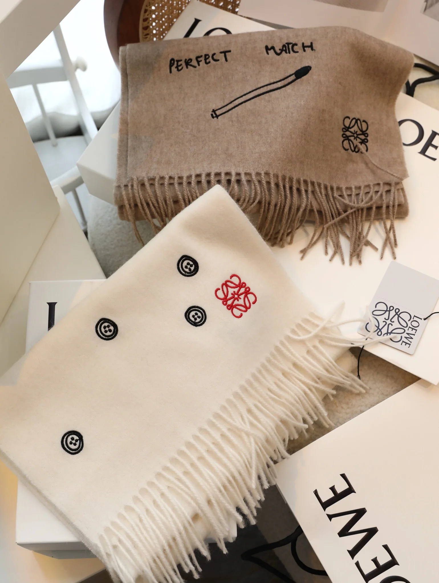 Шарф Loewe с вышивкой пуговицами в виде анаграммы - 35 см - 180 см - 100% овечья шерсть