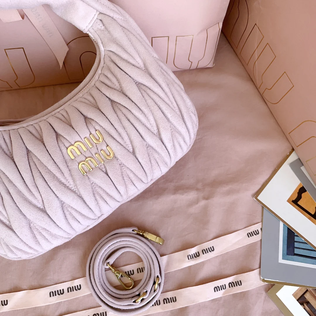 Розовая замшевая сумка Miu Miu 5bc125 miuwander