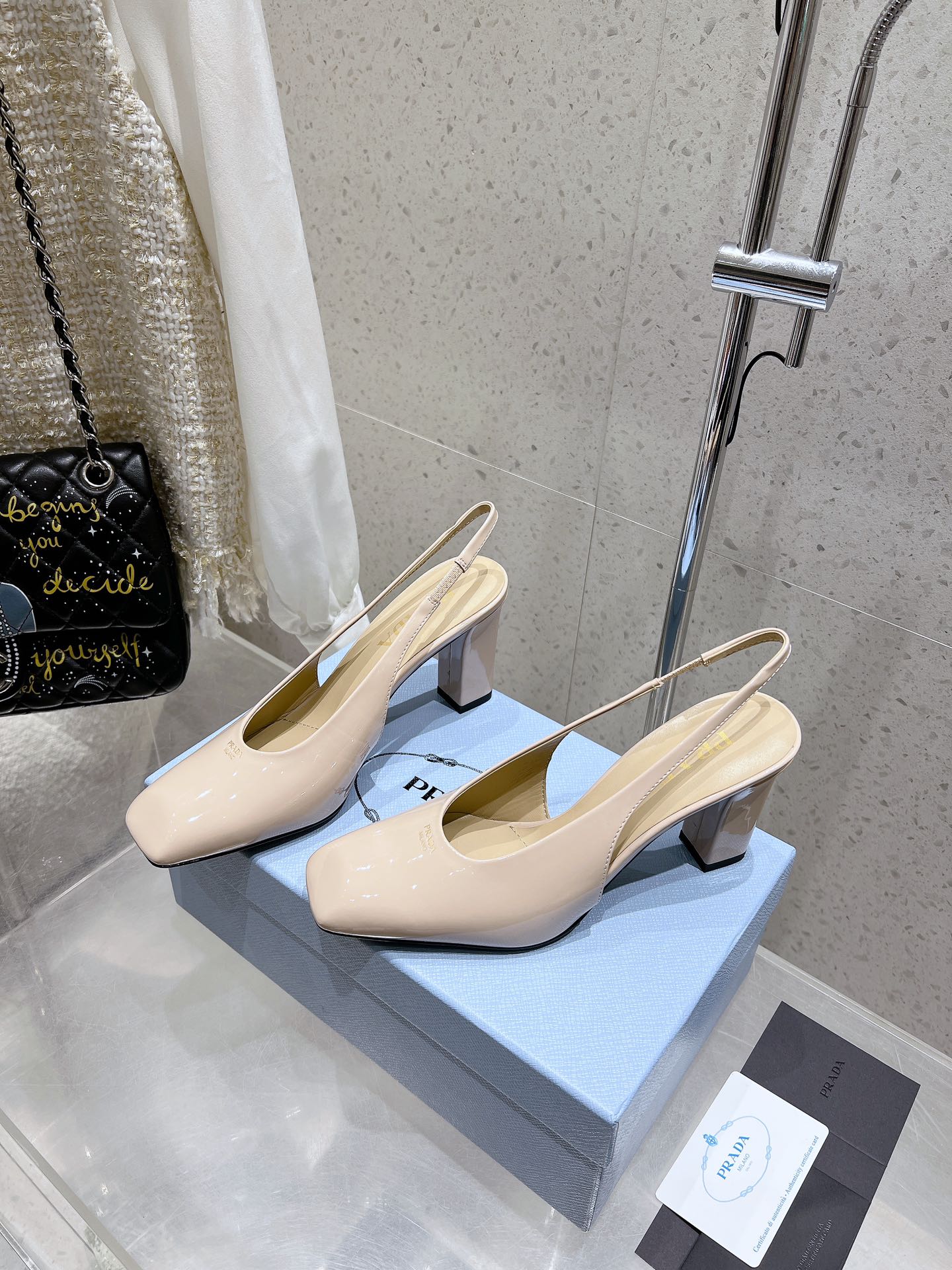 Босоножки на высоком каблуке с квадратным носком и массивным каблуком