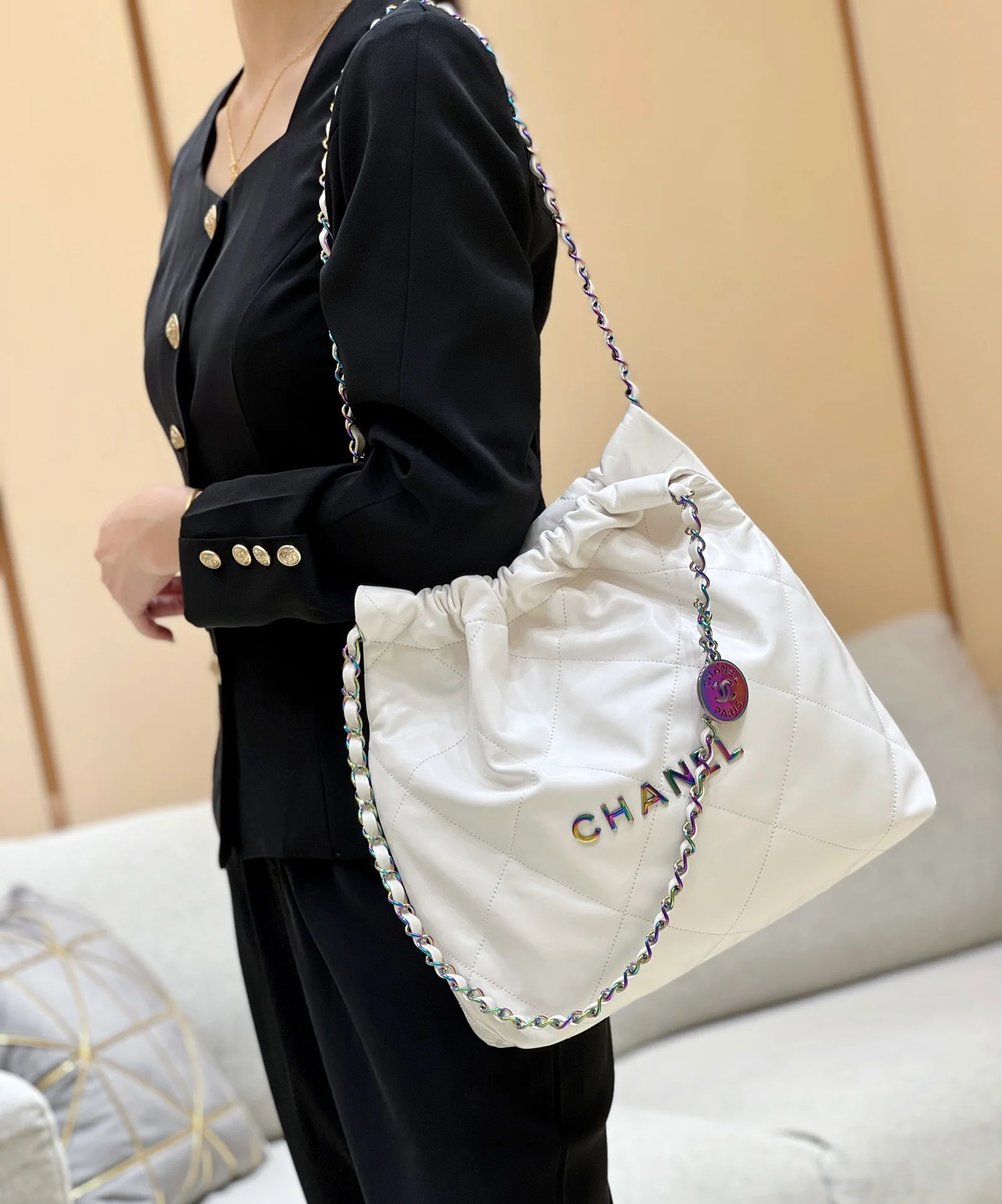 Новинка ранней весны в стиле Chanel — сумка Chanel 22, маленькая, белая.