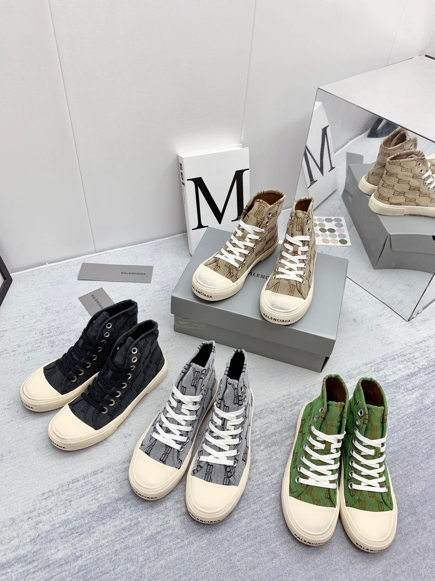 Новые поступления коллекции Balenciaga осень/зима 2022 — Париж. Кеды из парусины — Унисекс — Изображение коллекции.