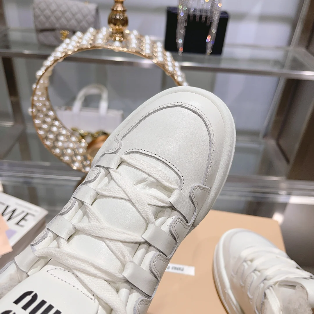 Новинка осенне-зимней коллекции Miu Miu 2023 — Белые кроссовки на флисовой подкладке — Повседневная обувь — Белый