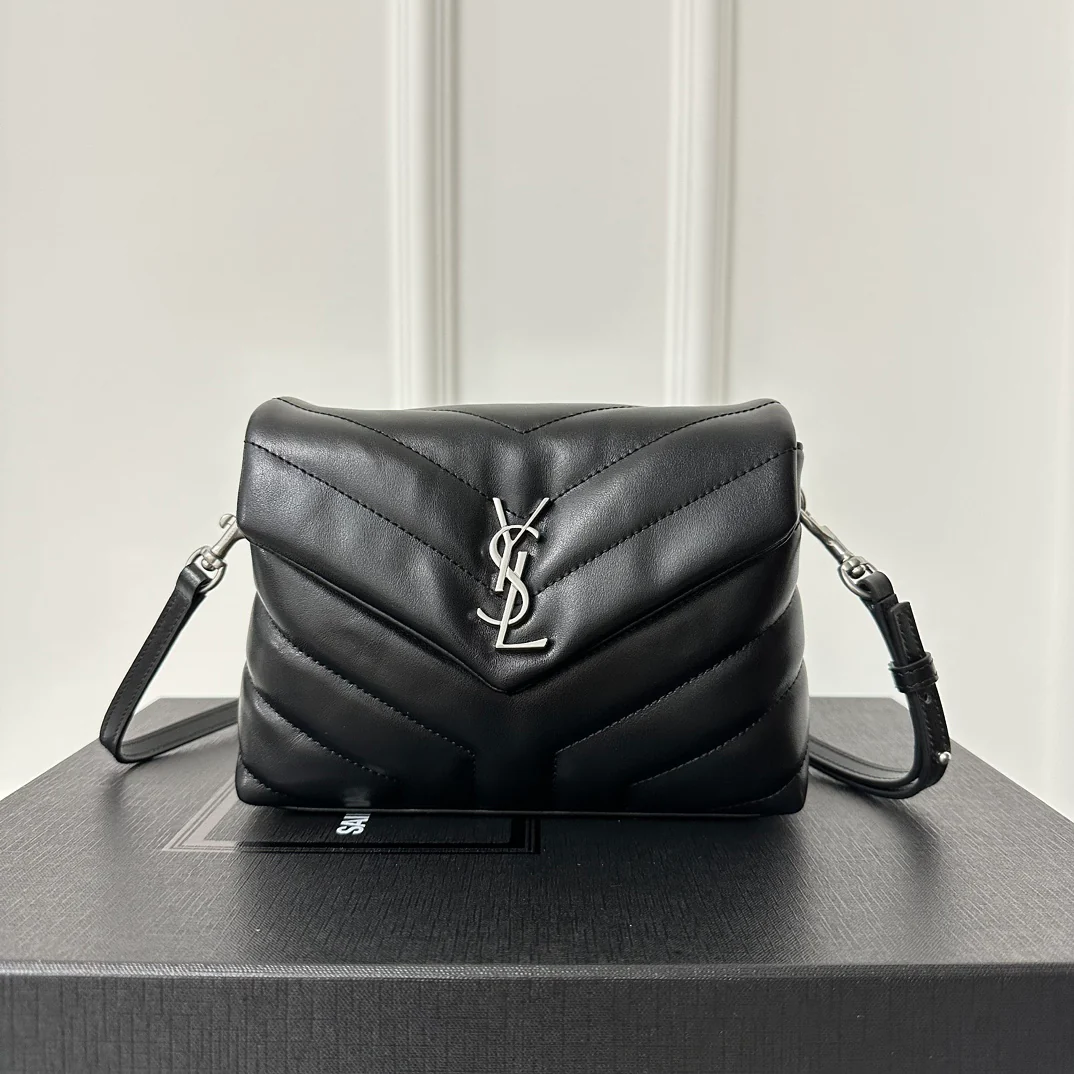 Сумка-кроссбоди YSL Louou 20 см из стеганой телячьей кожи — черная с серебряной пряжкой.