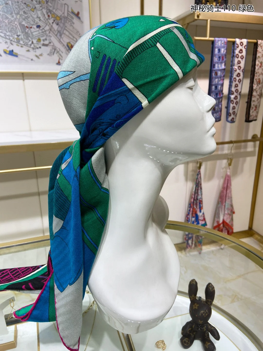 Шарф Hermes ?Таинственный рыцарь? — 110 см — 70% кашемир — 30% шелк — 1 шт.