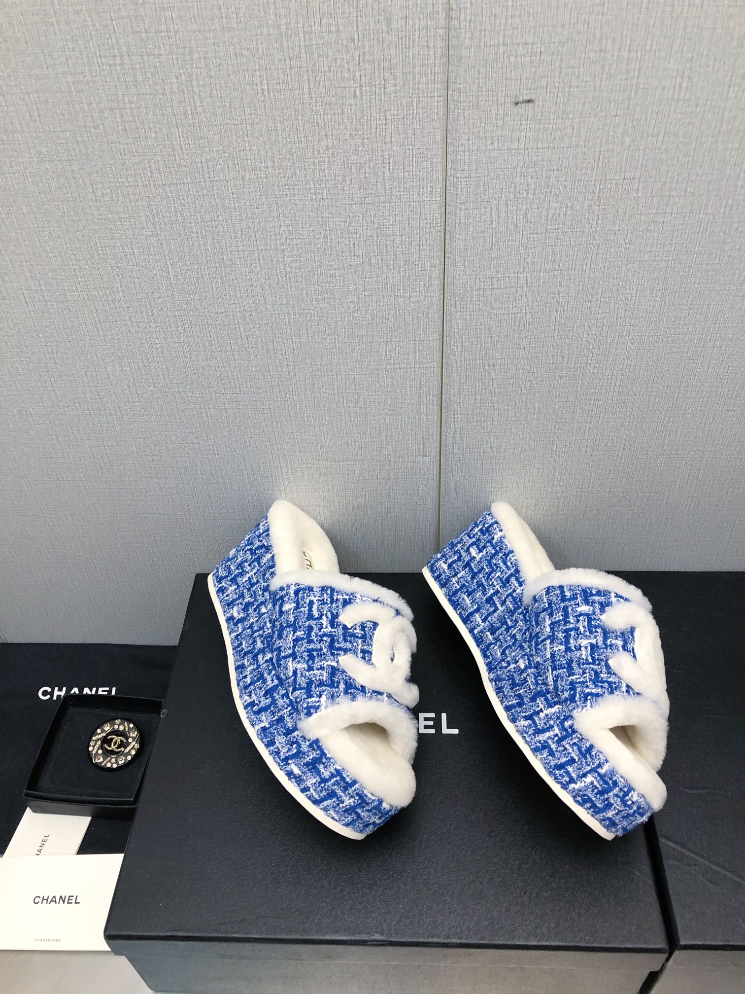 Новинка сезона осень/зима 2023 от Chanel - шерстяные сандалии в клетку - темно-синие.