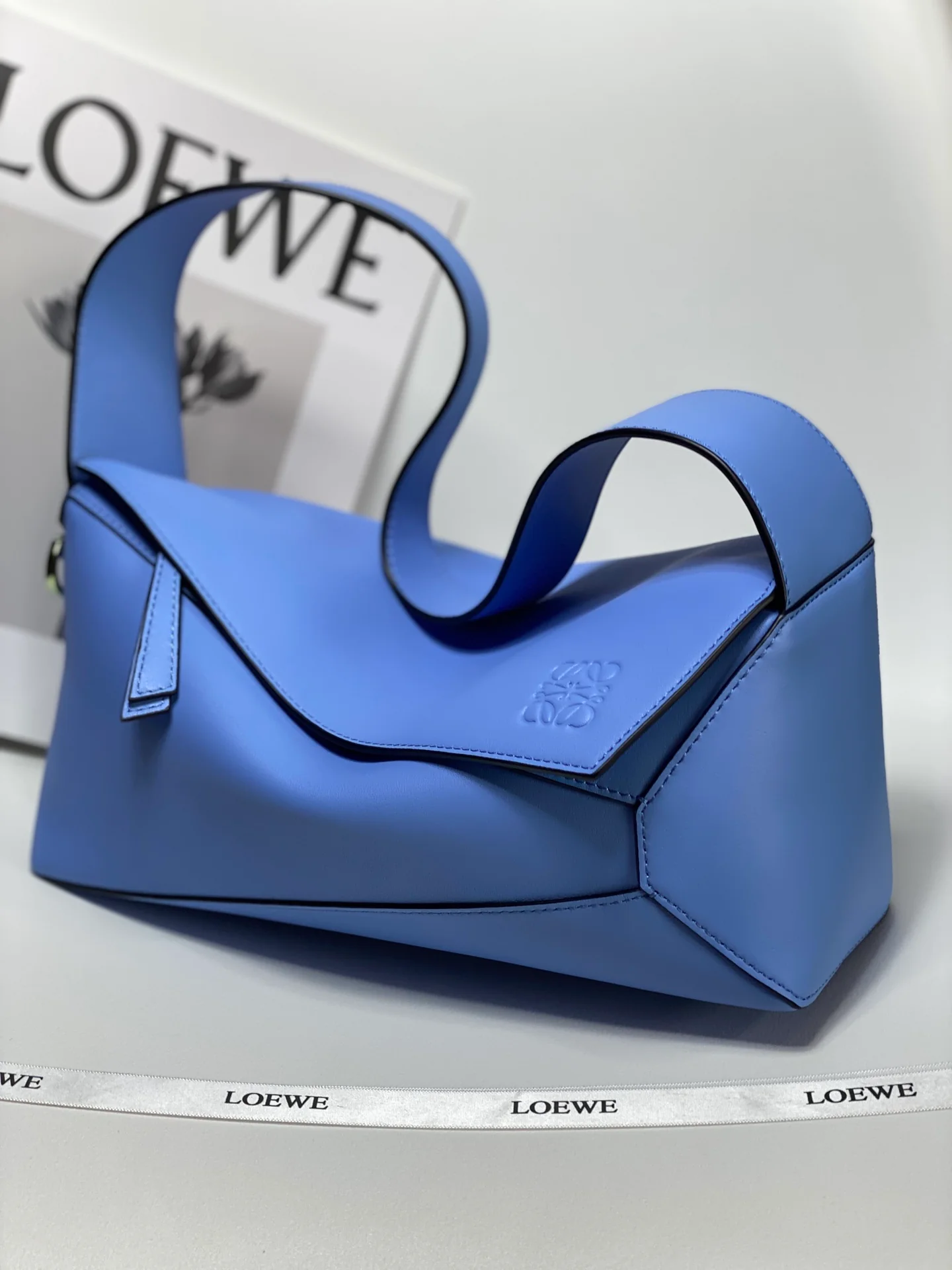 Сумка-хобо Loewe Puzzle, наплечная, из кожи наппа, синяя.