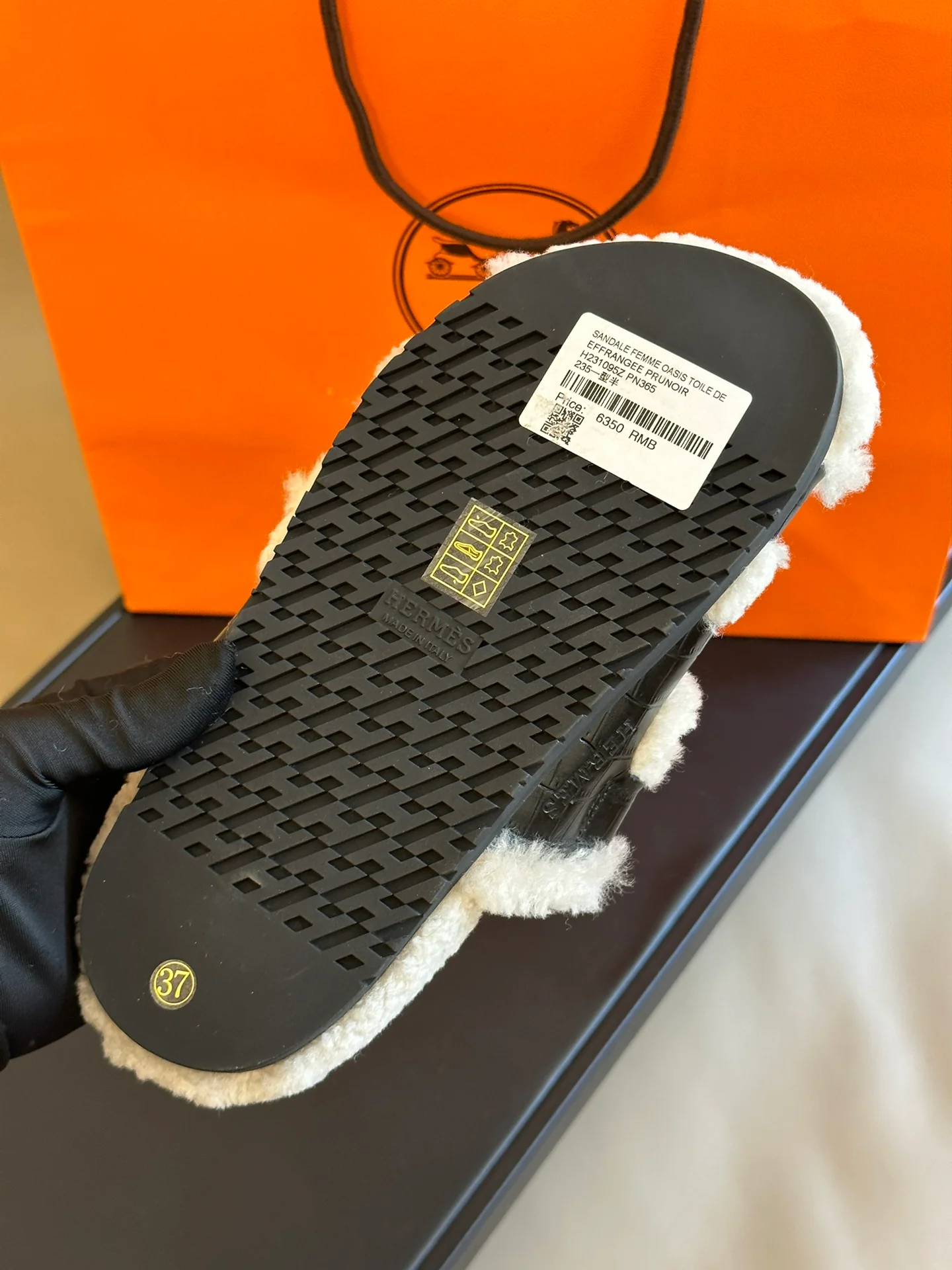 Тапочки Hermes 2024 с крокодиловым принтом - черные.