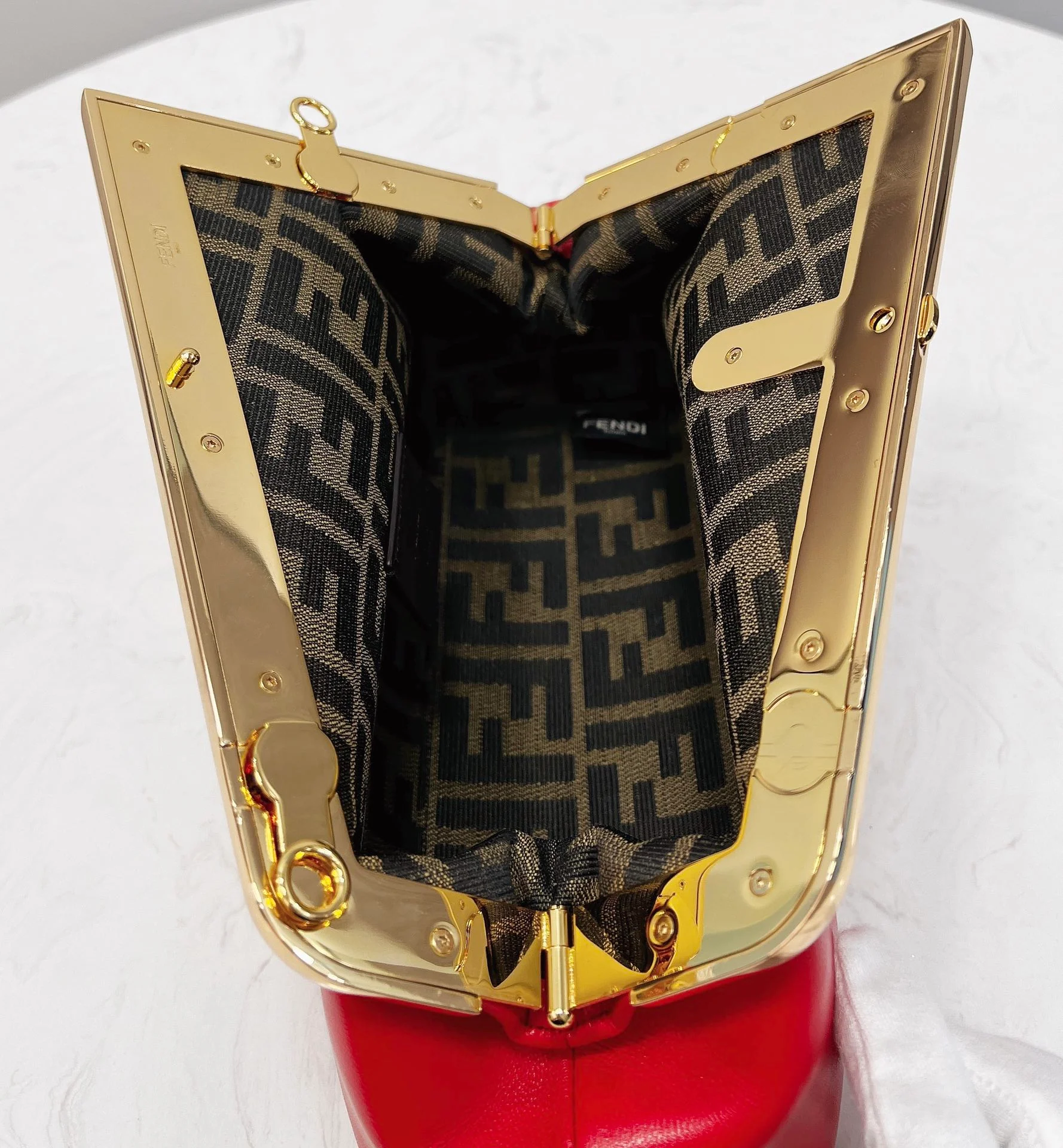 Маленькая красная кожаная сумочка Fendi-first