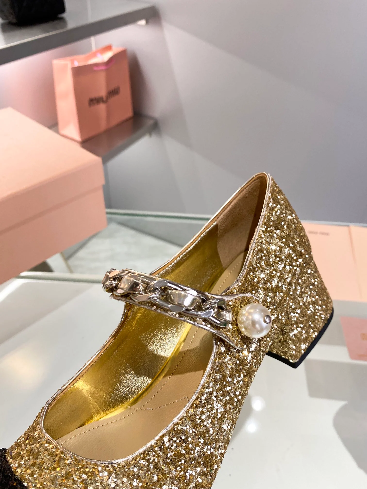 Новинка Miu Miu 2022 года - Туфли на низком каблуке