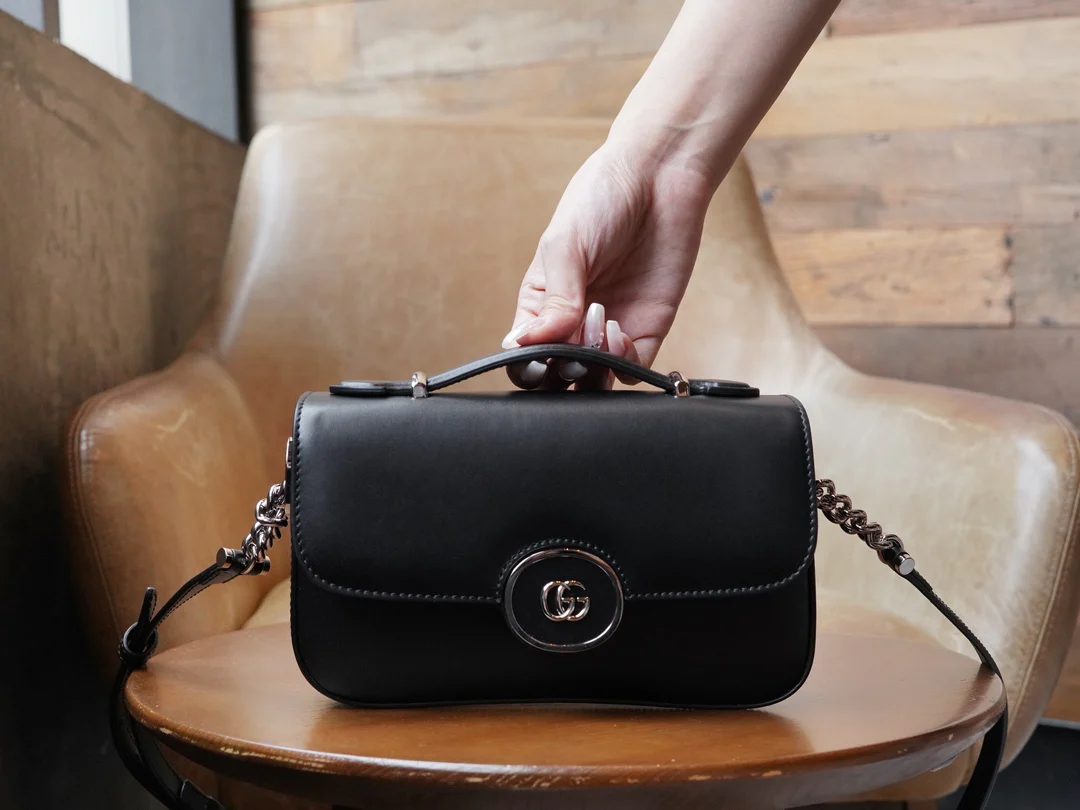 Миниатюрная сумка Gucci Petite GG на цепочке - черная.
